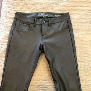 Guess jeans - Britney skinny by Guess.